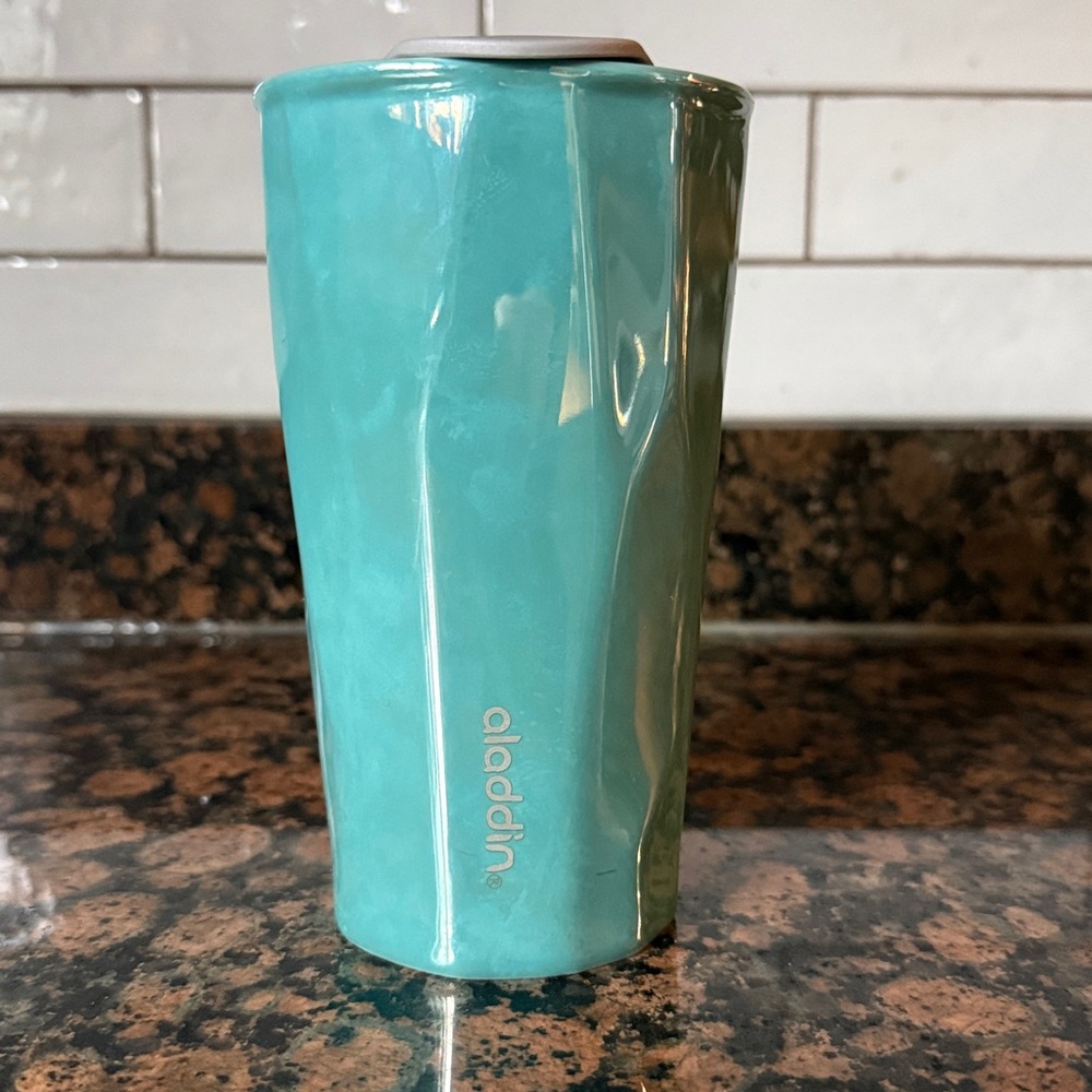 Aladdin 10 oz teal ceramic travel mug w/locking lid. NWOT.